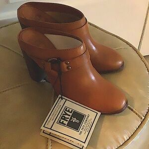 FRYE NWT  Size 71/2 Mules  Cognac Leather 4” Heels Cowboy Vibe Buckle St…